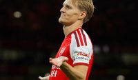 Kapten Arsenal Martin Ødegaard mengepalkan tangan merayakan gol dari tembakan tak sempurna, sebuah mentalitas krusial untuk laga di ulasan Prediksi Napoli vs Arsenal. (Foto: Tom Jenkins/The Guardian).