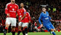 Pemain Manchester United tampak frustrasi usai Pascal Gross mencetak gol penyeimbang untuk Brighton. Mentalitas comeback mengerikan Si Burung Camar ini menjadi sorotan utama dalam Prediksi Brighton vs Arsenal. (Kredit Foto: Jason Cairnduff/Action Images/Reuters).