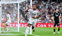 Kylian Mbappé merayakan gol dengan mengangkat tiga jari saat Real Madrid melumat Real Sociedad, sebuah sinyal bahaya yang patut diwaspadai jelang laga Real Betis vs Real Madrid.