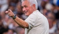 Ekspresi pelatih Real Madrid, Jose Mourinho, menunjuk ke arah lapangan. Laga reuni emosional ini menjadi sorotan utama dalam ulasan prediksi Real Madrid vs Inter Milan di Liga Champions. (Kredit Foto: Jose Breton/NurPhoto/Shutterstock)