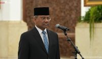 Potret Suahasil Nazara Menkeu saat mengucapkan sumpah jabatan di Istana Kepresidenan. Presiden Prabowo reshuffle kabinet dengan menunjuknya sebagai Menteri Keuangan baru Kabinet Merah Putih menggantikan Purbaya Yudhi Sadewa. (Kredit Foto: Biro Pers, Media, dan Informasi Sekretariat Presiden)