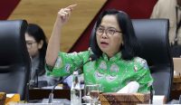 Wakil Ketua Komisi X DPR RI MY Esti menunjuk tajam saat mengkritik nihilnya anggaran mahasiswa korban bencana pada pos Kemendikti Saintek tahun 2027 di Senayan. Foto: Mentari/Karisma.