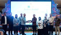 Momen penyerahan plakat dalam Kunjungan Kerja Pansus DPR RI terkait pembahasan RUU Desain Industri di Kanwil Kemenkumham Bali. Wakil Ketua Pansus Mufti Aimah Nurul Anam memimpin langkah konkret menyelamatkan karya pengrajin Bali dari mafia penjiplak. Kredit Foto: Um/Andri.