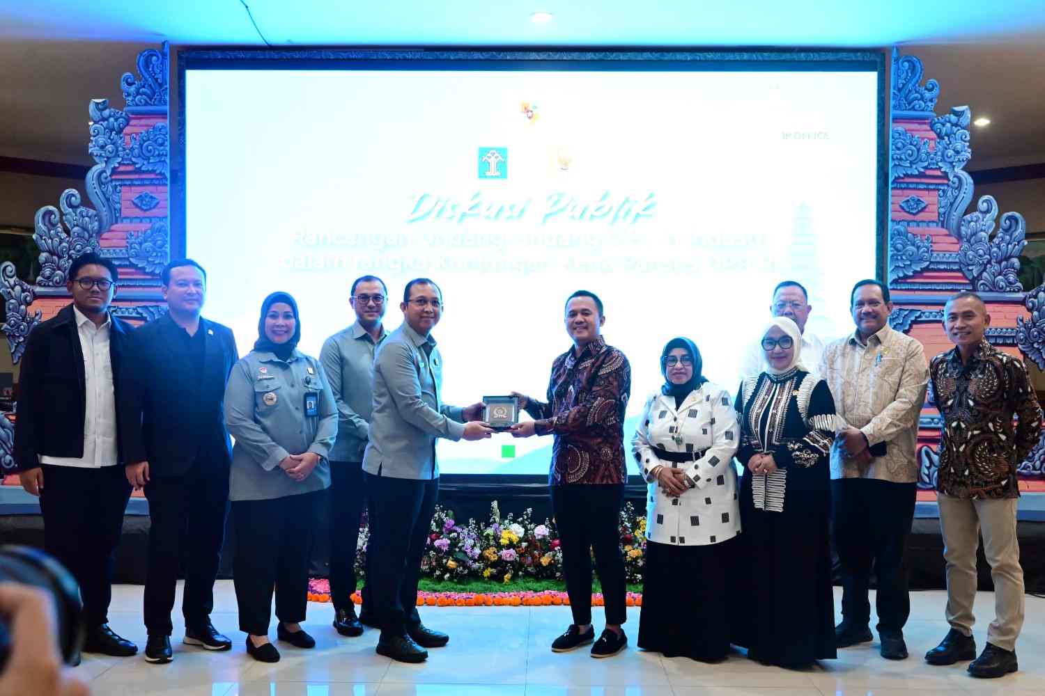Momen penyerahan plakat dalam Kunjungan Kerja Pansus DPR RI terkait pembahasan RUU Desain Industri di Kanwil Kemenkumham Bali. Wakil Ketua Pansus Mufti Aimah Nurul Anam memimpin langkah konkret menyelamatkan karya pengrajin Bali dari mafia penjiplak. Kredit Foto: Um/Andri.