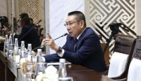 Anggota Komisi XI DPR RI Wihadi Wijanto sedang berbicara tegas dan menunjuk menggunakan mikrofon dalam rapat kerja di Senayan. Ia menyoroti tugas berat Suahasil Nazara Menkeu baru dalam membenahi sektor pajak dan cukai demi mengamankan APBN. (Foto: Karisma)