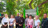 Wakil Wali Kota Denpasar I Kadek Agus Arya Wibawa bersama perwakilan dari Bali Waste Cycle dan Pepsico meresmikan papan nama hasil pengelolaan sampah kemasan makanan ringan, Jumat (18/9/2026). Foto: dok/diksimerdeka.com