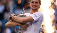 Selebrasi Alexander Zverev juara US Open mengangkat trofi setelah menumbangkan Ben Shelton di partai final. (Kredit Foto: Cristóbal Herrera/EPA)