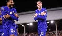 Reece James (kiri) dan Cole Palmer (kanan) tersenyum lepas saat melakukan selebrasi khas menyilangkan tangan. Kehadiran mereka sangat krusial dalam ulasan Prediksi Brentford vs Chelsea. Foto: Jacques Feeney/Offside/Getty Images.