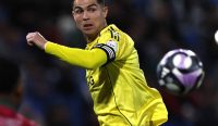 Aksi Cristiano Ronaldo di lapangan hijau Liga Arab Saudi. Sang megabintang baru saja meluapkan kemarahannya dan menuntut hukuman berat bagi suporter tak bermoral yang tega mengejek kematian Diogo Jota di hadapan sahabat karibnya, Ruben Neves. (Kredit Foto: Hamad I Mohammed/Reuters)