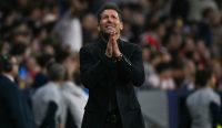 Potret emosional pelatih Diego Simeone yang tampak berdoa di pinggir lapangan, menjadi ilustrasi ketegangan jelang laga krusial dalam ulasan Prediksi Athletic Bilbao vs Atletico Madrid. (Kredit Foto: Javier Soriano/AFP/Getty Images).