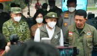 Menteri Kehutanan Raja Antoni bersama pejabat tinggi TNI, Polri, dan BNPB meninjau lokasi Karhutla di Kalimantan Tengah sebelum mengumumkan sanksi Izin Perusahaan Dicabut. (Foto: Dok. Kemenhut).