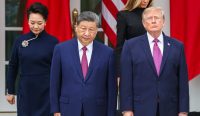 Ekspresi kaku dan tegang tergambar jelas saat Presiden China Xi Jinping dan Peng Liyuan berdiri berdampingan dengan Donald Trump di Gedung Putih. Momen krusial dalam Pertemuan Trump dan Xi Jinping pada 24 September 2026 guna membahas syarat hindari perang militer. (Kredit Foto: Jim Lo Scalzo/EPA).