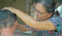 Potret rambut beruban pada orang dewasa yang sering disalahartikan dalam mitos uban dan kanker.
