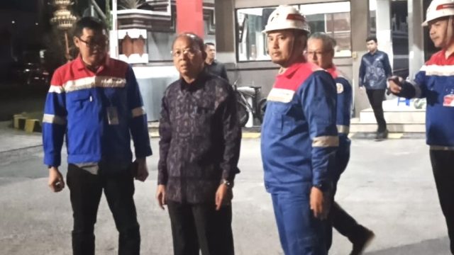 Gubernur Bali Wayan Koster langsung meninjau Depo BBM Pesanggaran, Denpasar, pada Rabu (14/10/2026) pukul 23.40 WITA, setibanya dari Jakarta.