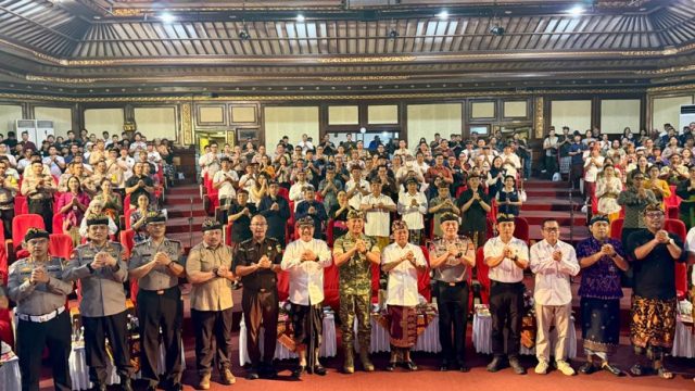 Koster saat hadir dan membuka webinar literasi digital bertema "Bali Aman Digital" di Gedung Ksirarnawa, Taman Budaya Provinsi Bali, Denpasar, Kamis (29/10/2026). Foto: dok/hms