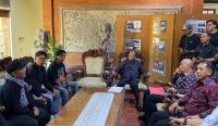 Gubernur Bali Wayan Koster menerima perwakilan mahasiswa dan buruh yang memperjuangkan kenaikan Upah Minimum Provinsi (UMP) Bali 2027 di Kantor Gubernur Bali, Denpasar, Rabu (21/10/2026). Foto: dok/diksimerdeka.com