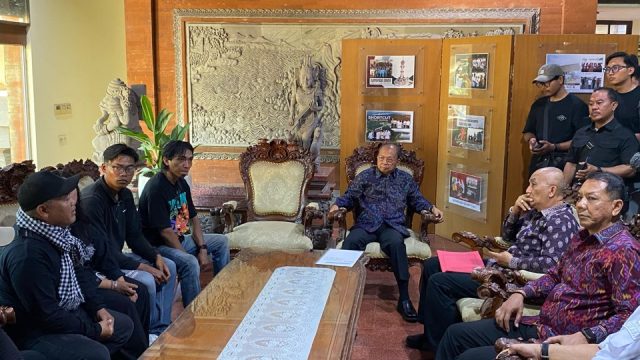 Gubernur Bali Wayan Koster menerima perwakilan mahasiswa dan buruh yang memperjuangkan kenaikan Upah Minimum Provinsi (UMP) Bali 2027 di Kantor Gubernur Bali, Denpasar, Rabu (21/10/2026). Foto: dok/diksimerdeka.com