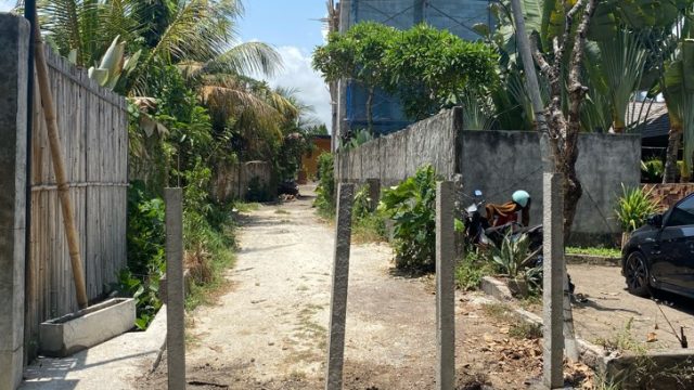 Tiang beton menutup akses jalan menuju lahan milik Benny Wulur di Desa Keramas, Kecamatan Blahbatuh, Gianyar, Sabtu (24/10/26).