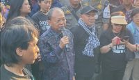 Gubernur Bali Wayan Koster menemui massa aksi Kamisan, di depan kantor Gubernur Bali, Rabu (21/10/26).