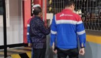 Gubernur Koster saat mendatangi Depo Pertamina di Pesanggaran, Denpasar, Rabu (15/10/26) dini hari.