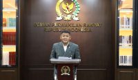 Anggota Komisi III DPR RI Abdullah saat memberikan keterangan secara daring dari podium berlatar logo DPR RI dalam sidang MK terkait Gugatan KUHAP 2025, Selasa (27/10/2026). Foto: Arief/jk.