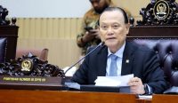 Anggota Komisi III DPR RI Adang Daradjatun saat memimpin Rapat Dengar Pendapat Umum (RDPU) membahas RUU Perampasan Aset dengan elemen mahasiswa di Gedung Parlemen Senayan, Jakarta. Foto: Dok. DPR RI.