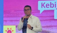 Potret Agus Praditya Tampubolon, Direktur Program Iklim dan Transisi Energi Berkeadilan IESR, yang sedang memegang mikrofon dan memaparkan urgensi percepatan Transisi Energi Bali menuju target NZE 2045 di atas panggung. Kredit Foto: Dokumentasi IESR.