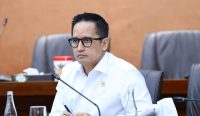 Potret Anggota Komisi VI DPR RI, Firnando Hadityo Ganinduto, saat memberikan kritik tajam dan menyoroti gaya hidup Direksi BUMN yang dinilai berlebihan karena sering menggunakan patwal dan ajudan. (Foto: Farhan/MRI)