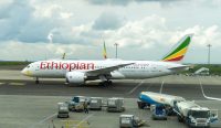 Pesawat berbadan lebar Ethiopian Airlines terparkir di landasan bandara. Maskapai ini baru saja mengalami insiden penolakan di wilayah udara Israel gara-gara dikemudikan oleh Pilot Indonesia. (Kredit Foto: museumofwander.com