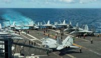 Deretan pesawat tempur F/A-18 di atas dek penerbangan kapal induk Amerika Serikat. Pengerahan besar-besaran militer Amerika ini merupakan imbas dari Perang AS-Iran yang buntu, di mana Presiden Donald Trump berencana mengirimkan kapal induk ketiga ke Timur Tengah jelang Pemilu Sela. (Kredit Foto: Reuters)