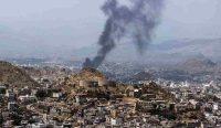 Kepulan asap hitam tebal membumbung tinggi di atas kota Taiz, Yaman, akibat pertempuran sengit. Eskalasi konflik ini berujung pada rentetan peristiwa Houthi Serang Arab Saudi yang memaksa Amerika Serikat panik dan menarik mundur para diplomatnya dari Riyadh. (Kredit Foto: AFP/Getty Images)