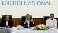 Menteri ESDM Bahlil Lahadalia berbicara dengan gestur tangan terbuka diapit oleh pejabat lainnya saat memimpin konferensi pers ketahanan energi nasional untuk menjelaskan alasan Pemangkasan Ekspor Gas. Foto: Istimewa.