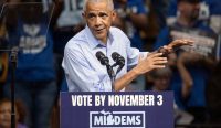 Mantan Presiden Barack Obama berpidato di atas mimbar dalam rapat umum di Michigan jelang Pemilu Sela AS, memberikan sindiran yang memanaskan tensi Kampanye Donald Trump. (Foto: Brian Cahn/Zuma/Shutterstock)