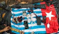 Penampakan barang bukti senjata api serbu jenis AK-101, puluhan butir amunisi, ponsel, hingga bendera Bintang Kejora milik kelompok separatis yang berhasil disita aparat usai insiden sengit TNI tembak mati OPM di Sungai Frambu, Kabupaten Maybrat. (Kredit Foto: Dok. Koops TNI Habema)