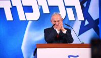 Perdana Menteri Benjamin Netanyahu menangkupkan kedua tangan di balik podium saat memberikan pidato di hadapan pendukung Partai Likud menyikapi hasil buntu Pemilu Israel. Foto: Alexi J Rosenfeld/Getty Images.
