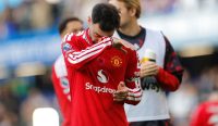 Ekspresi tertunduk lesu dan kecewa Bruno Fernandes usai hasil akhir laga Chelsea 2-0 Manchester United. Foto: Tom Jenkins/The Guardian