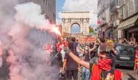 Ratusan massa aksi Demo Pelajar Prancis memadati jalanan dengan menyalakan suar asap merah dan membawa spanduk tuntutan perbaikan fasilitas sekolah di Paris. Foto: Sener Yilmaz Aslan/Getty Images.