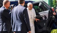 Potret Paus Leo yang mengenakan jubah kepausan putih sedang turun dari mobil hitam saat tiba di Rumah Sakit Gemelli, Roma, Italia, bersiap untuk menjalani operasi Kanker Paru Paus Leo. Kredit Foto: Istimewa