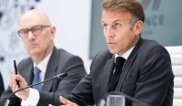 Presiden Prancis Emmanuel Macron (kanan) memimpin rapat kesepakatan pelepasan cadangan minyak G7 untuk meredam harga BBM dunia. Foto: Jeanne Accorsini/Sipa/Shutterstock.