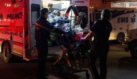 Paramedis mengevakuasi korban luka kritis di pusat kesehatan Wainwright akibat Kebakaran Militer Kanada. (Foto: John Ulan/The Canadian Press/AP)