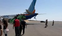 Penumpang menuruni tangga pesawat flydubai di landasan pacu Arab Saudi usai pendaratan darurat akibat insiden kopilot tikam pilot. Foto: X.com