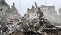 Tim penyelamat mengevakuasi puing apartemen di Zaporizhzhia yang hancur akibat serangan Rusia. Insiden ini kian memanaskan perseteruan Trump dan Zelensky usai kesepakatan solar AS-Rusia. Foto: Reuters.