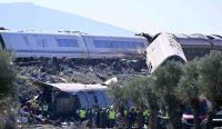 Tim evakuasi berkumpul di bawah reruntuhan gerbong yang anjlok dalam Tragedi Kereta Spanyol di Toledo, di mana kereta cepat menabrak kereta lain akibat kelalaian sinyal. (Foto: Burak Akbulut/Anadolu/Getty Images)