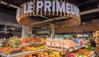 Sayur dan buah di rak area segar supermarket Les Mousquetaires yang sistem pendinginnya lumpuh akibat Serangan Siber. (Kredit Foto: Dok. Les Mousquetaires