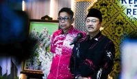 Menteri Sosial Saifullah Yusuf atau Gus Ipul (kanan) yang mengenakan peci hitam dan kemeja bercorak sedang berdiri di depan mikrofon, didampingi oleh Wakil Menteri Sosial Agus Jabo Priyono (kiri) yang berkacamata. Momen konferensi pers ini mengumumkan sanksi keras terhadap ribuan Pegawai Kemensos Judi Online. (Foto: Dok. Istimewa)