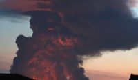 Kepulan asap hitam pekat membumbung tinggi dari sebuah kapal tanker yang terbakar akibat serangan drone laut di perairan Laut Hitam lepas pantai Sochi, Rusia. Foto: Komposit Media Sosial via Reuters.