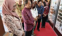 Gubernur Bali Wayan Koster bersama Kepala BRIDA Blai I Ketut Wica dalam acara Asia-Pacific Network for Housing Research (APNHR) tahun 2026 bertempat di Politeknik Pariwisata Bali, Senin (5/10/2026). Foto: dok/diksimerdeka.com