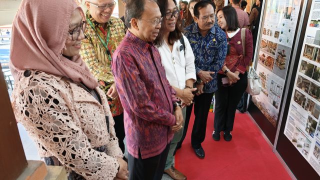 Gubernur Bali Wayan Koster bersama Kepala BRIDA Blai I Ketut Wica dalam acara Asia-Pacific Network for Housing Research (APNHR) tahun 2026 bertempat di Politeknik Pariwisata Bali, Senin (5/10/2026). Foto: dok/diksimerdeka.com