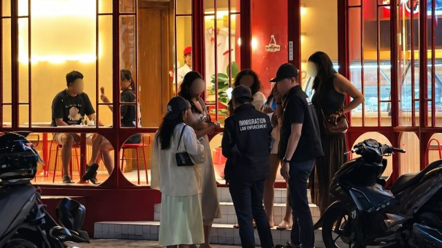 Patroli petugas Imigrasi Ngurah Rai di wilayah Badung. Foto: dok/diksimerdeka.com