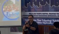 I Gusti Ngurah Arya Utama Putra saat menyampaikan materi di hadapan ratusan mahasiswa Institut Sains & Teknologi Nahdlatul Ulama Bali (ISTNUBA), saat mengikuti PKKMB pada, Sabtu (9/10/2026). Foto: dok/diksimerdeka.com